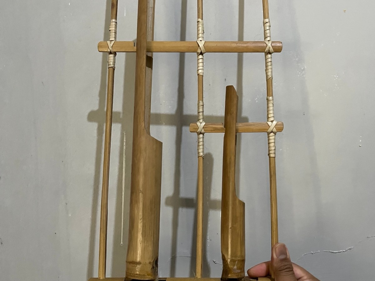Merawat alat musik&nbsp;angklung