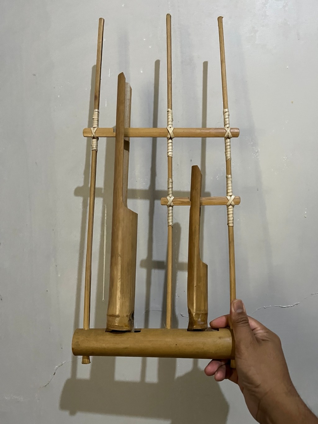 Merawat alat musik&nbsp;angklung