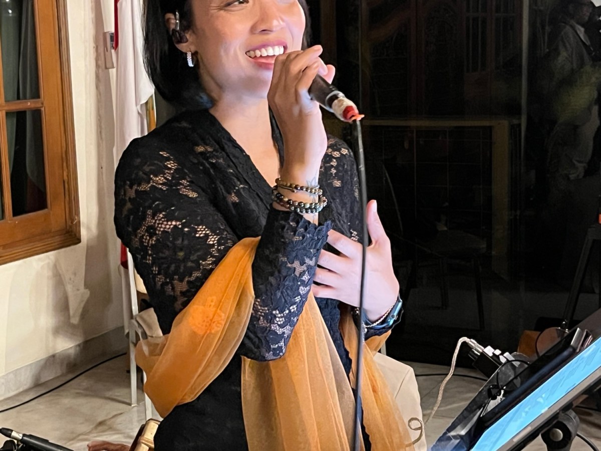 Bosan denger lagu yang itu-itu saja di pernikahan? Gimana kalau punya lagu&nbsp;sendiri?