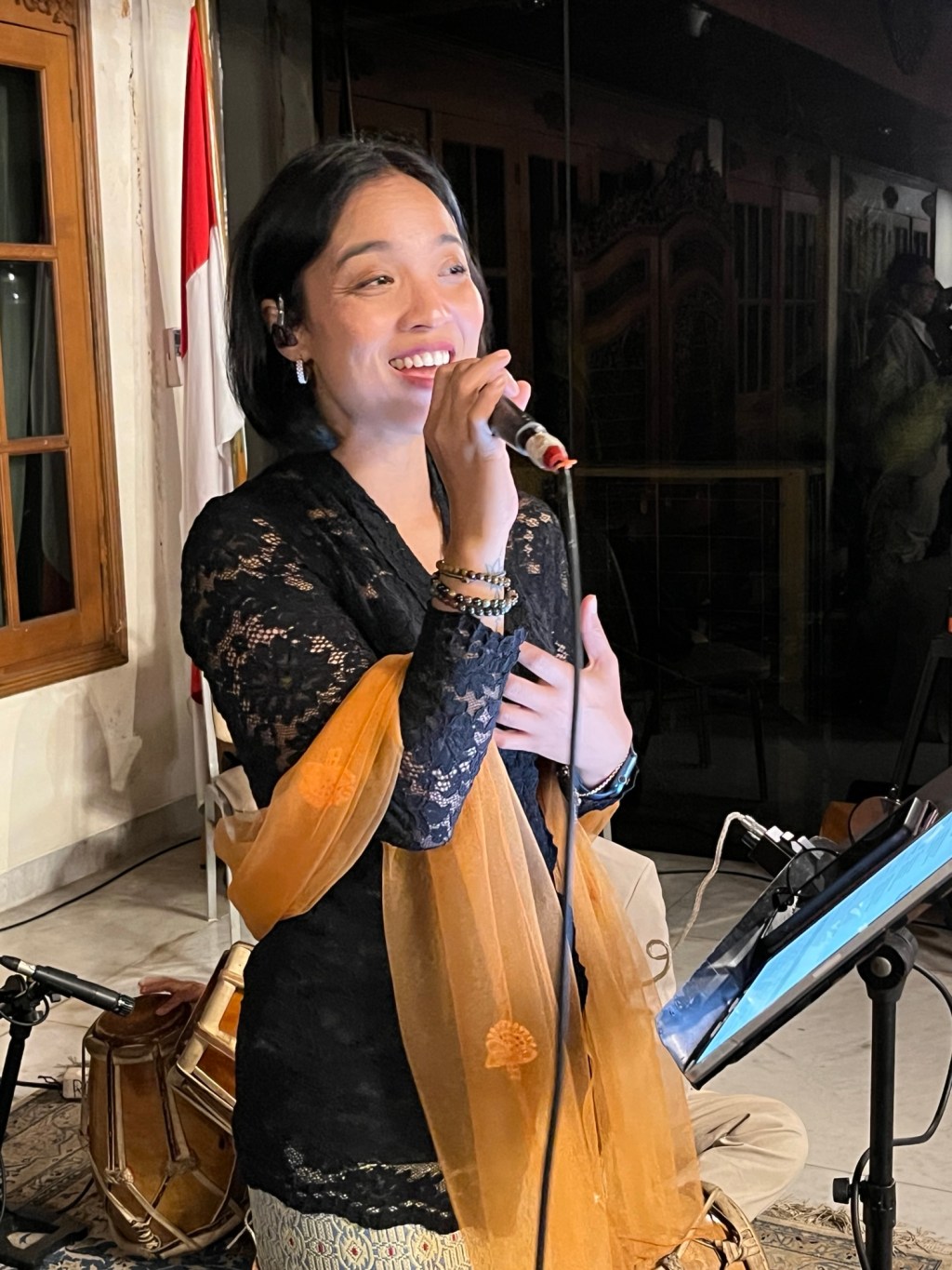 Bosan denger lagu yang itu-itu saja di pernikahan? Gimana kalau punya lagu&nbsp;sendiri?