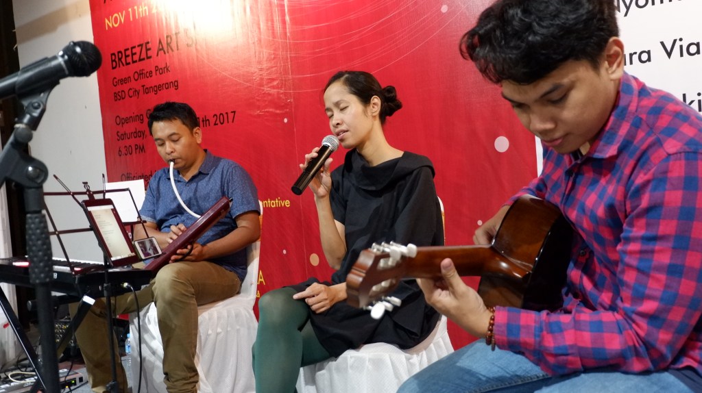 Bermusik untuk pameran seni di The Breeze Art&nbsp;Space