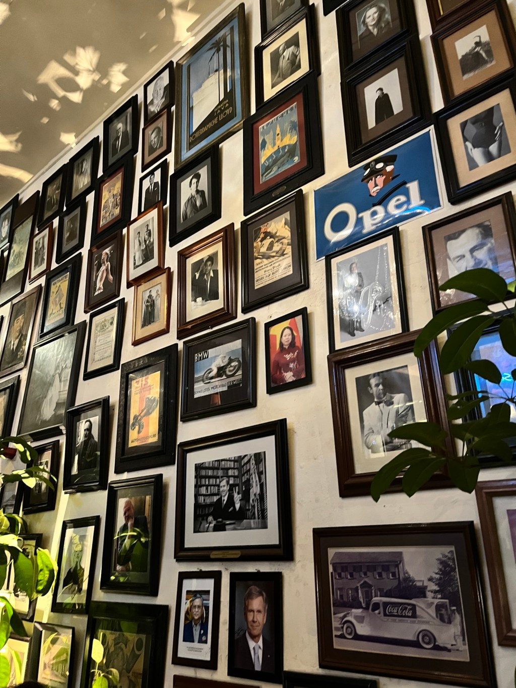 Melodi Kenangan di Cafe Batavia: Sebuah Perjalanan Cinta, Musik, dan Transformasi Kota Tua