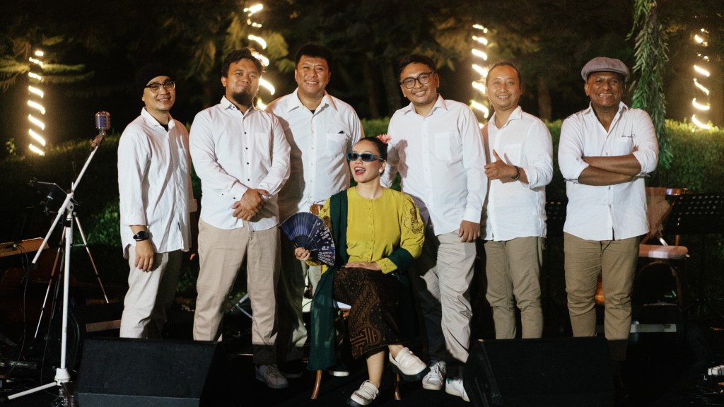 Alunan Keroncong Modern Chaka Music Hangatkan Pesta Pernikahan Outdoor di Kayu&nbsp;Menjangan